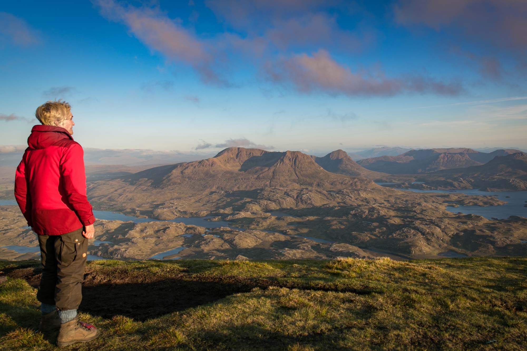 Sheila Hancock blickt über die Weite der schottischen Highlands © Cape Wrath Films Ltd