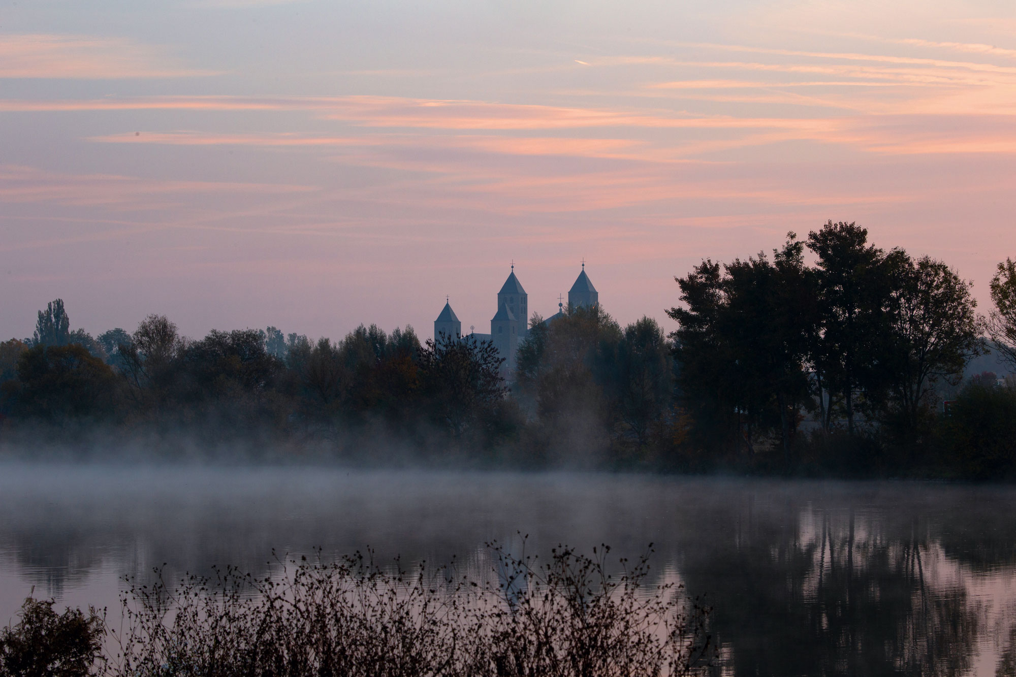 Blick auf das Kloster im frühmorgendlichen Nebel © Abtei Münsterschwarzach