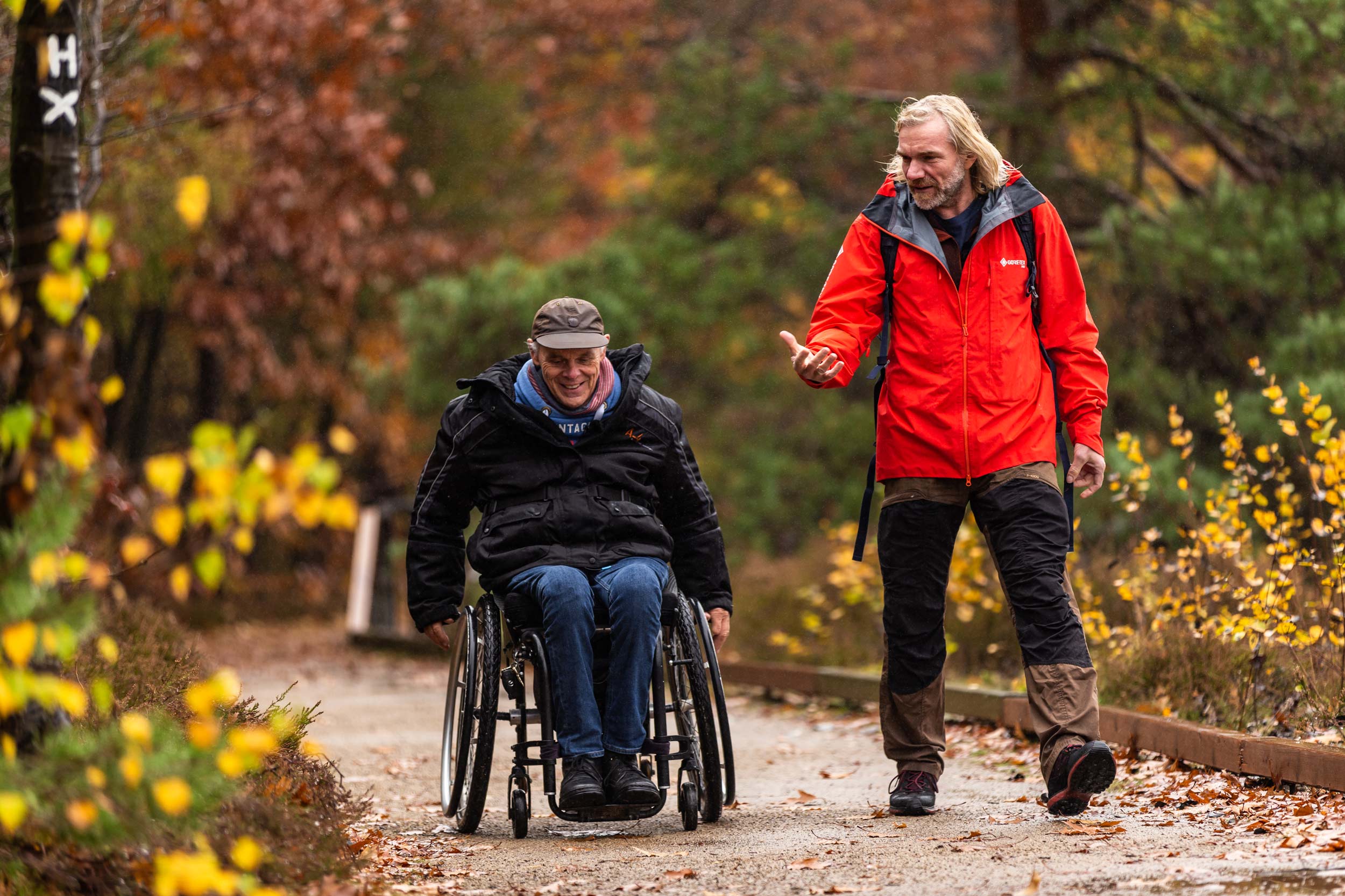 Thorsten Hoyer ist mit Andreas Pröve in der Lüneburger Heide unterwegs © Ole Windgaßen