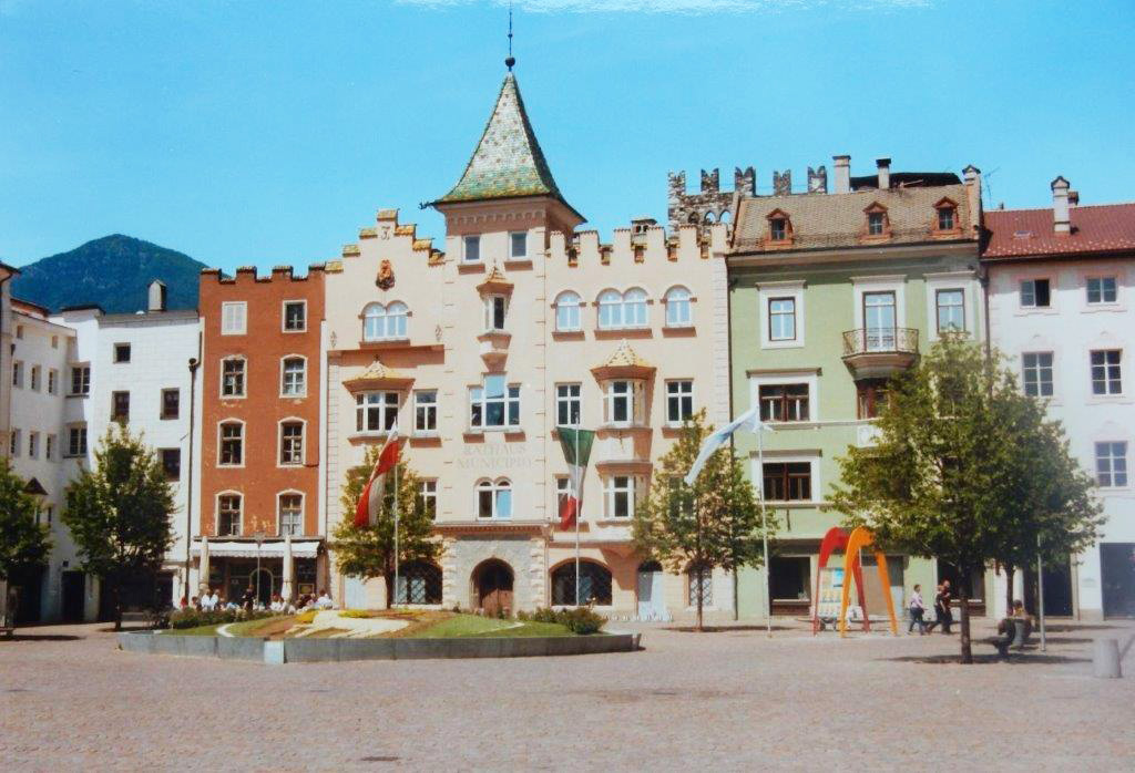 Der Domplatz mit dem Rathaus in Brixen © Dr. Konrad Lechner