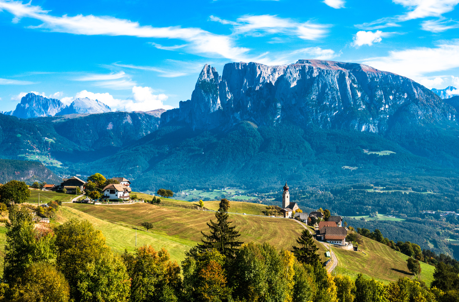 Blick über das Etschtal auf die Dolomiten: v.l.n.r. Langkofel, Plattkofel, Schlernmassiv © AdobeStock