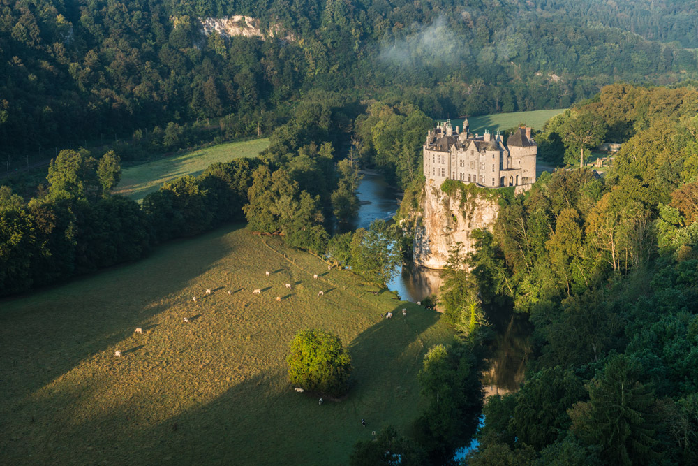 Das Schloss Walzin liegt märchenhaft auf einem Felsvorsprung. © WBT, Dominik Ketz