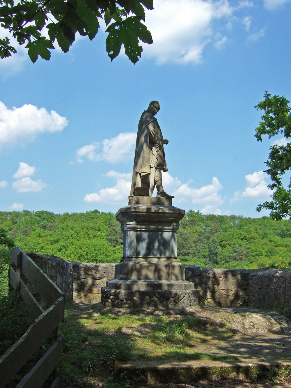 Das König-Konrad-Denkmal am Ortsrand von Villmar