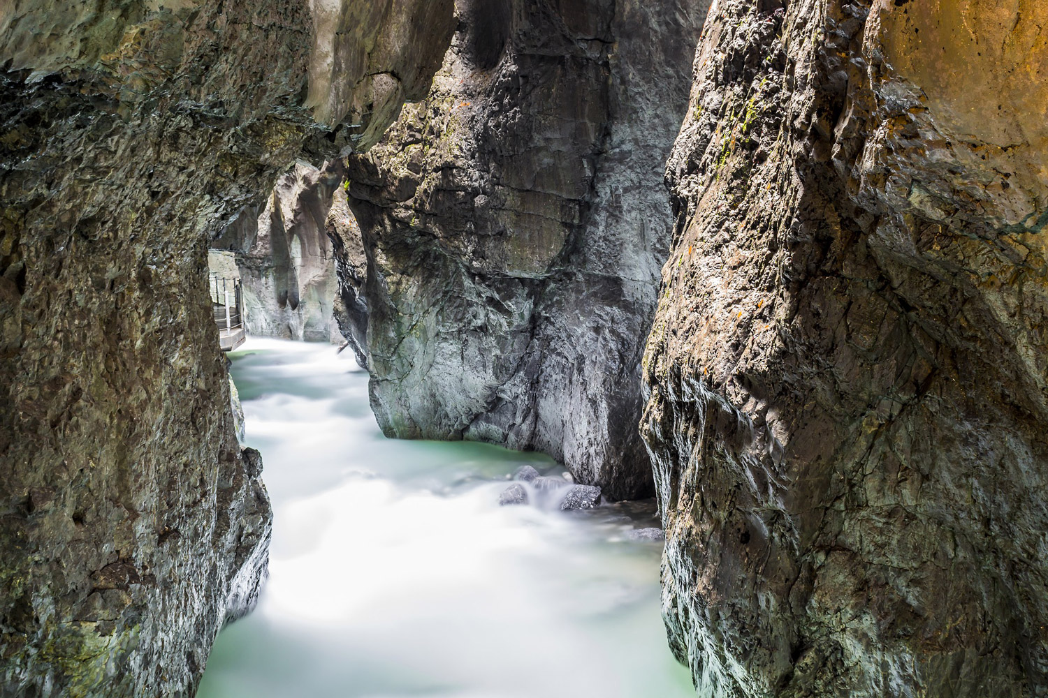 Wenn Wasser seinen Weg durch das Gestein folgt © Bild von Denny Franzkowiak auf Pixabay 