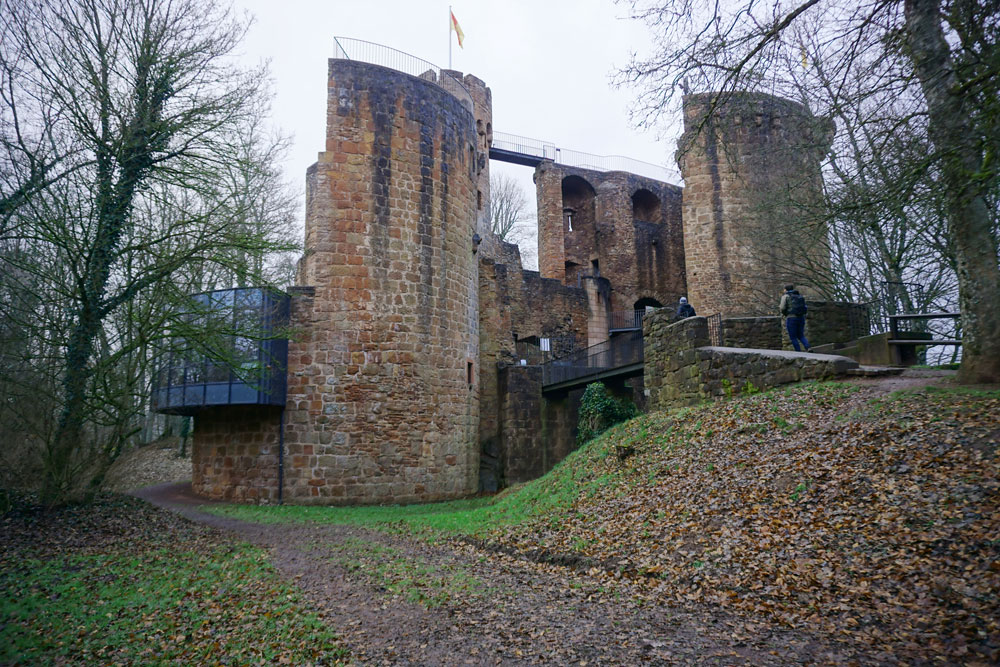 ... an der Burg Montclair. Ein Abstecher auf die Türme ist sehr zu empfehlen.