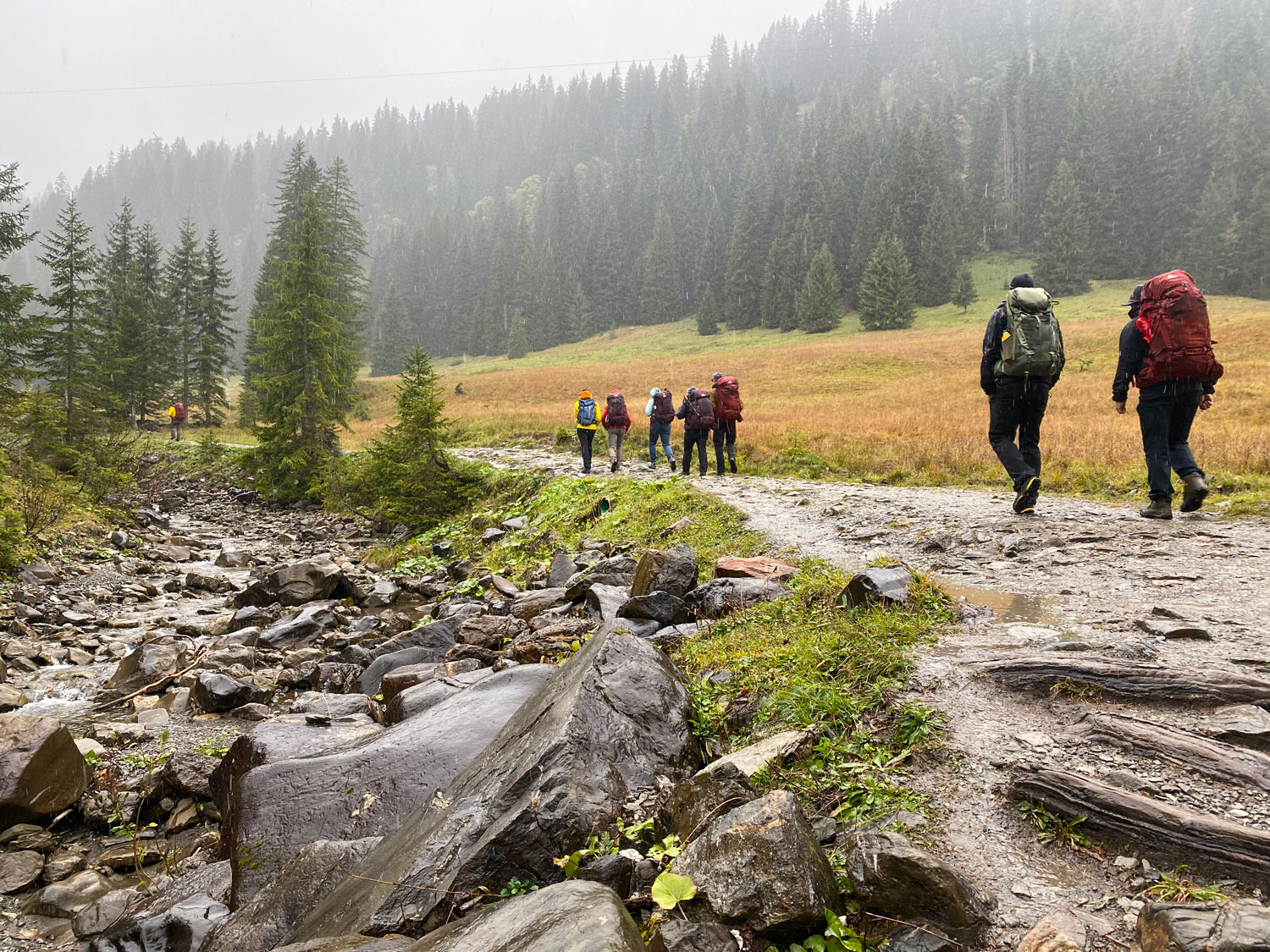 Usseliges Wetter begleitet die Gruppe hoch zur Schwarzwasserhütte.