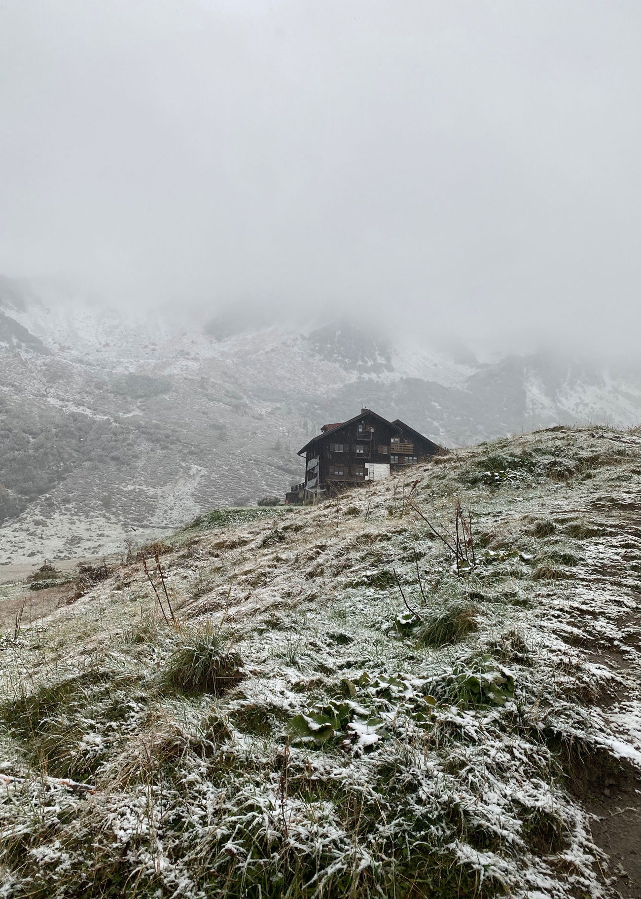 Ankunft an der Schwarzwasserhütte. Die Berge verstecken sich hinter einer dichten Wolkenwand.