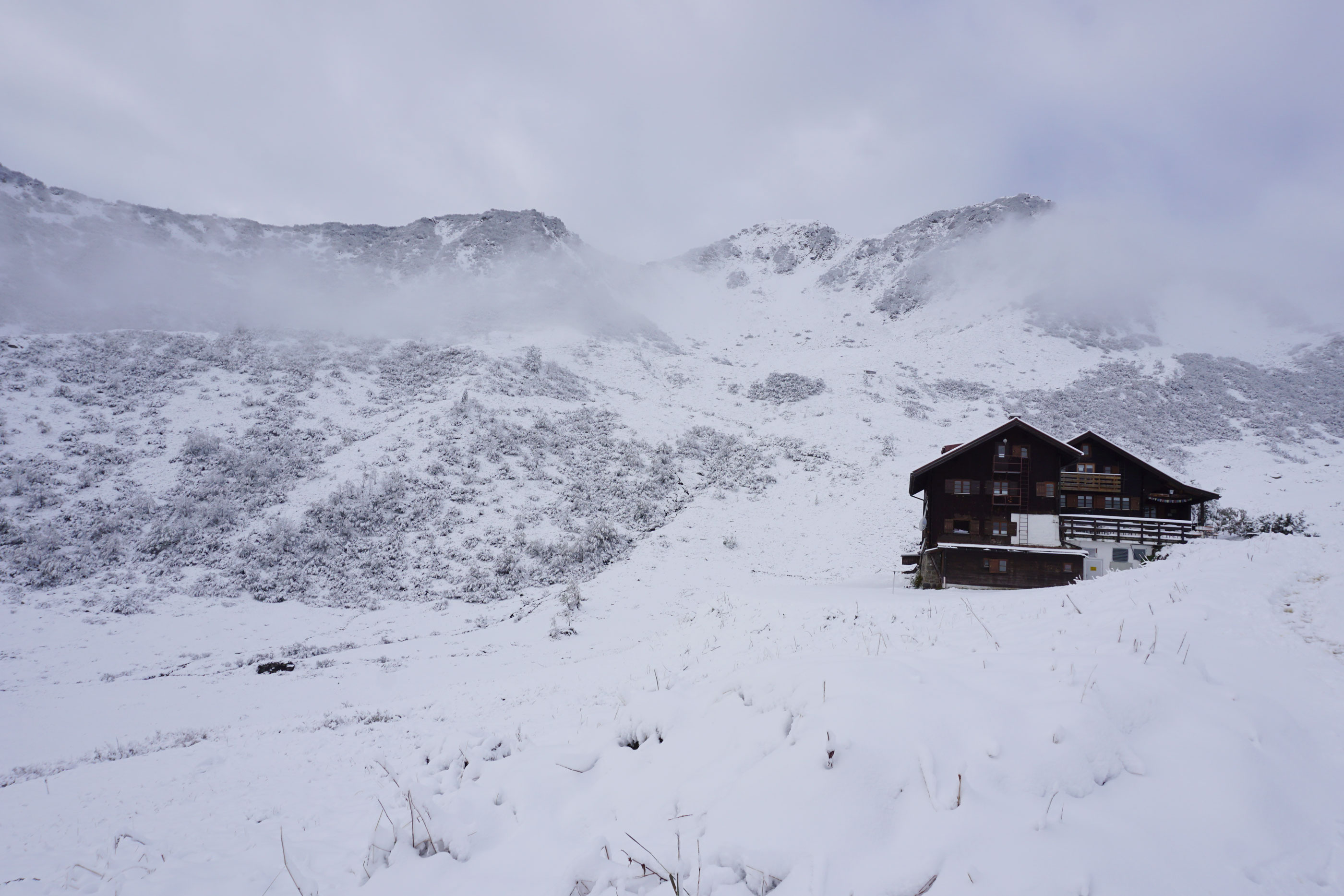 Gleicher Ort, neuer Anblick: Am nächsten Morgen liegt alles unter einer Decke Neuschnee.