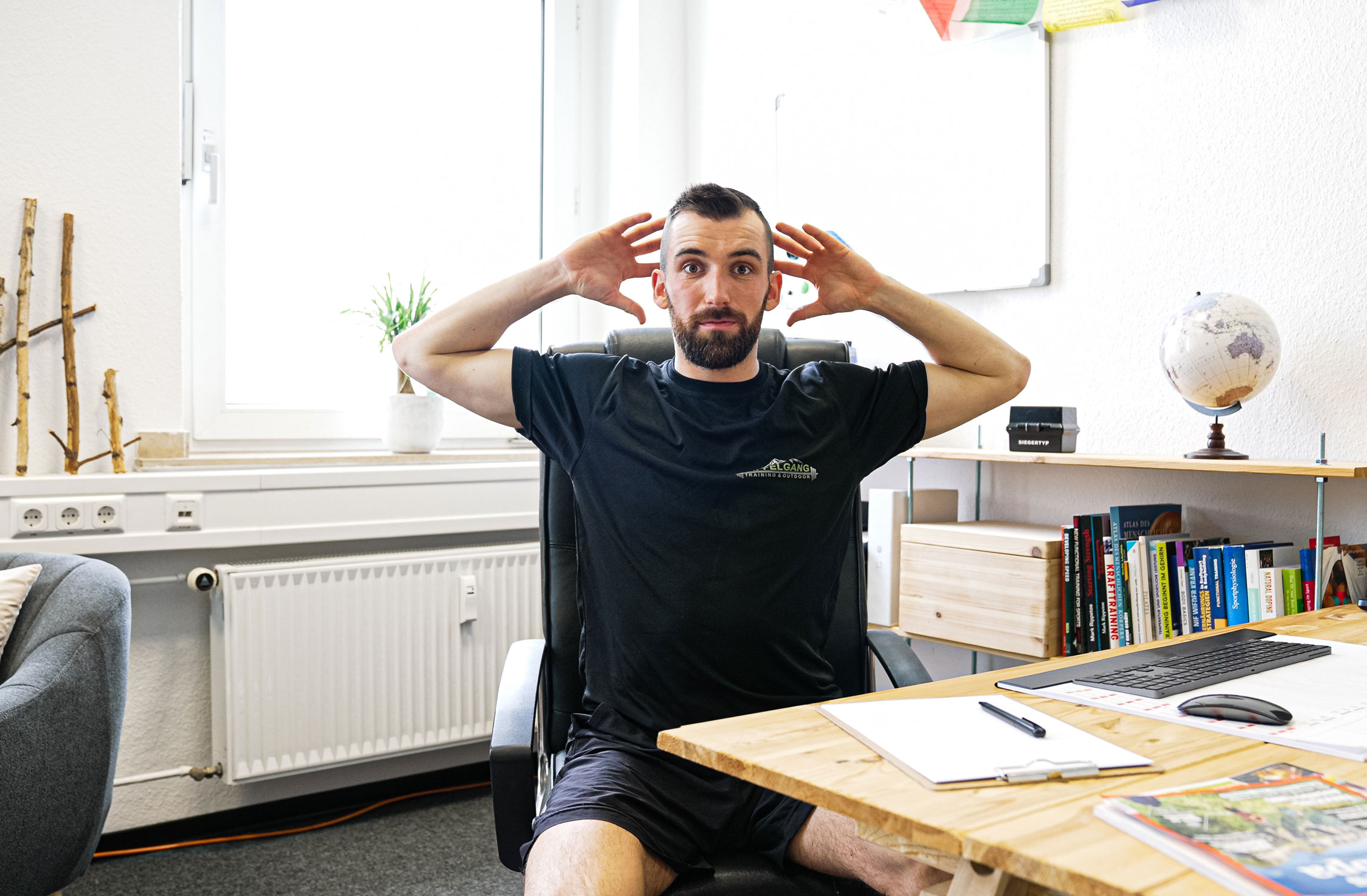 Die Übungen kannst du direkt am Schreibtisch machen. Alle Foto, wenn nicht anders gekennzeichnet: © Tobias Ernst