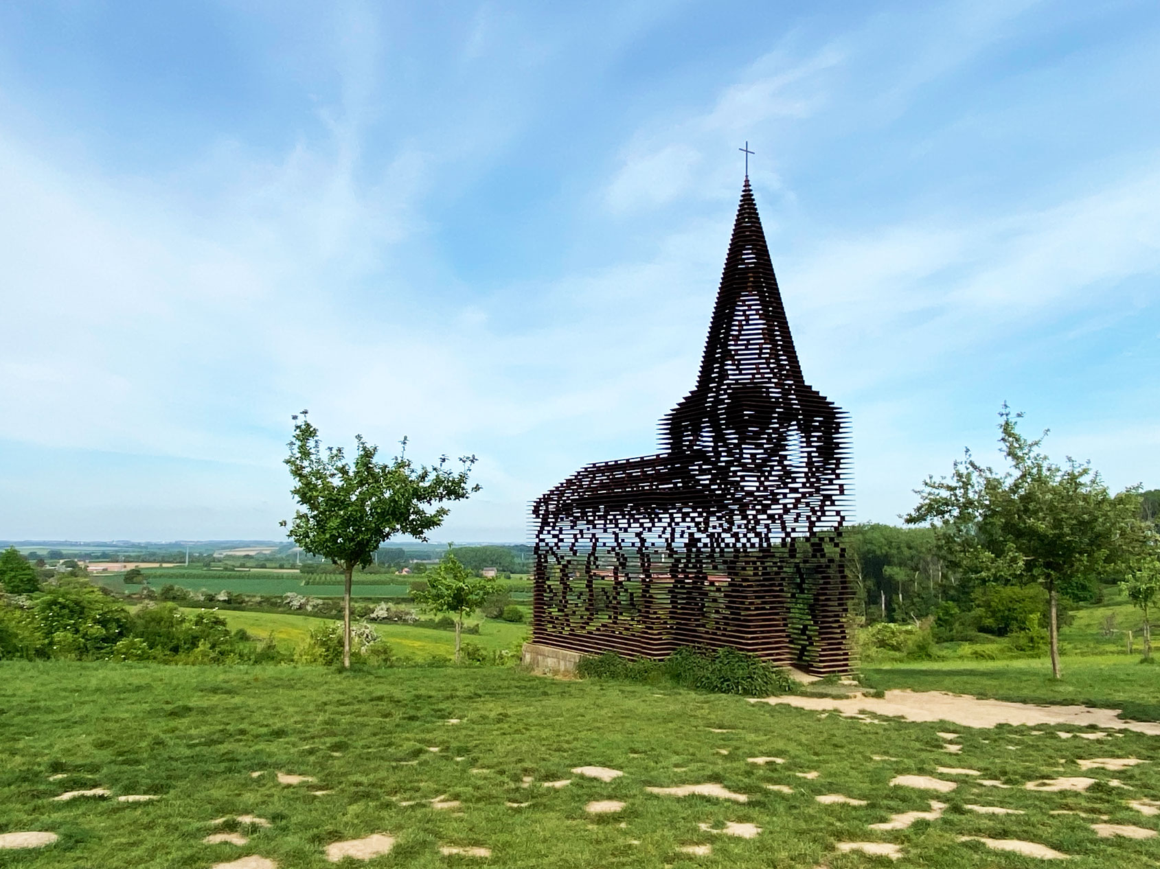 Die durchsichtige Kirche in Borgloon von den belgischen Architekten Pieterjan Gijs und Arnout Van Vaerenbergh