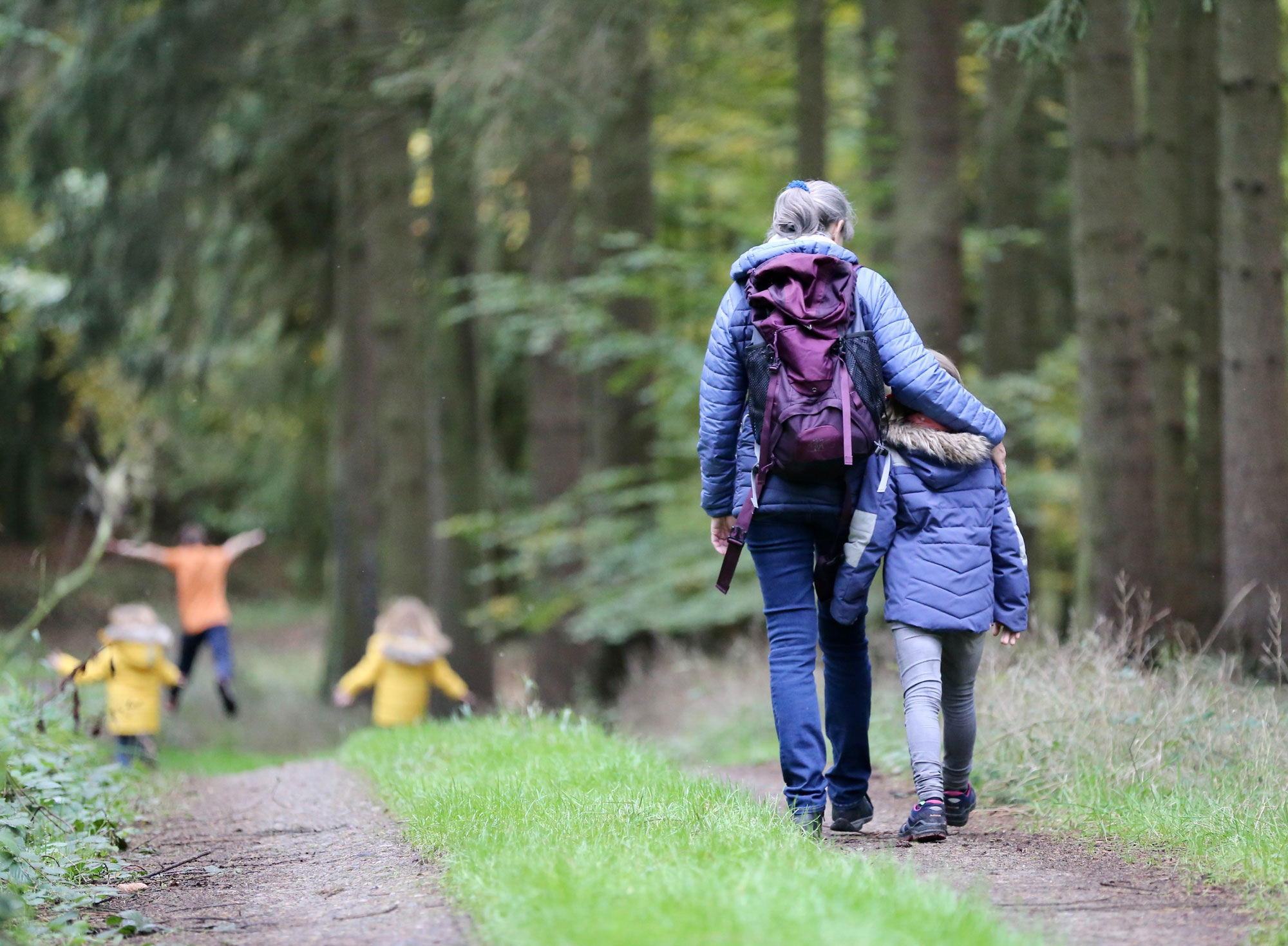 Wandernspaß mit der Familie – der passende Schuh für die Kinderfüße ist dabei sehr wichtig © unsplash, Juliane Liebermann
