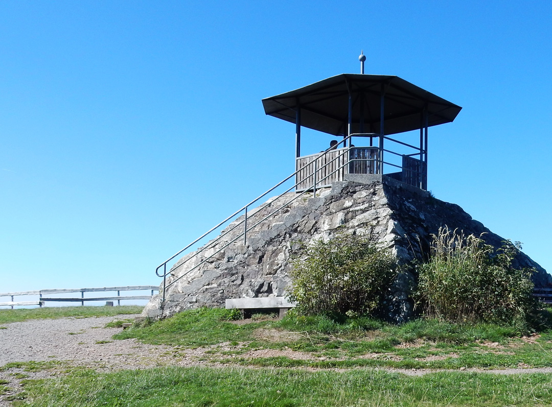 Steinpyramide auf dem Kandelgipfel mit ständig zugänglichem Aussichtspunkt