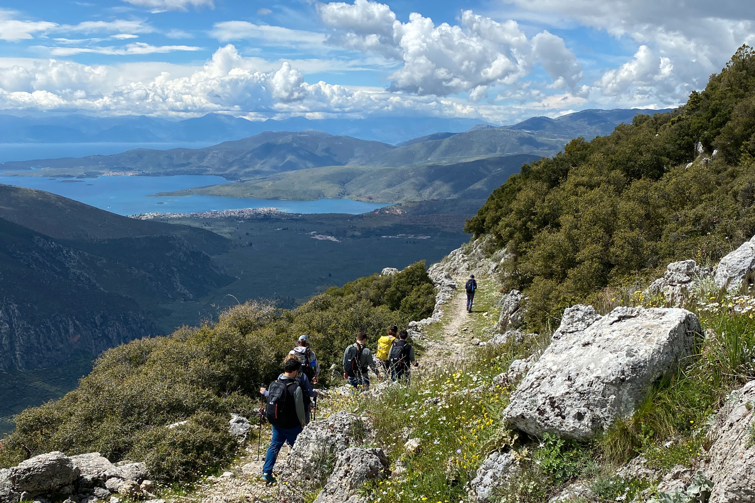 Der Wolftrail Griechenland führt auf seinen insgesamt ca. 64 km Länge u. a. über einen bereits in der Antike genutzten Fußpfad oberhalb von Delphi. Von hier reichen die Blicke bis ans Meer.