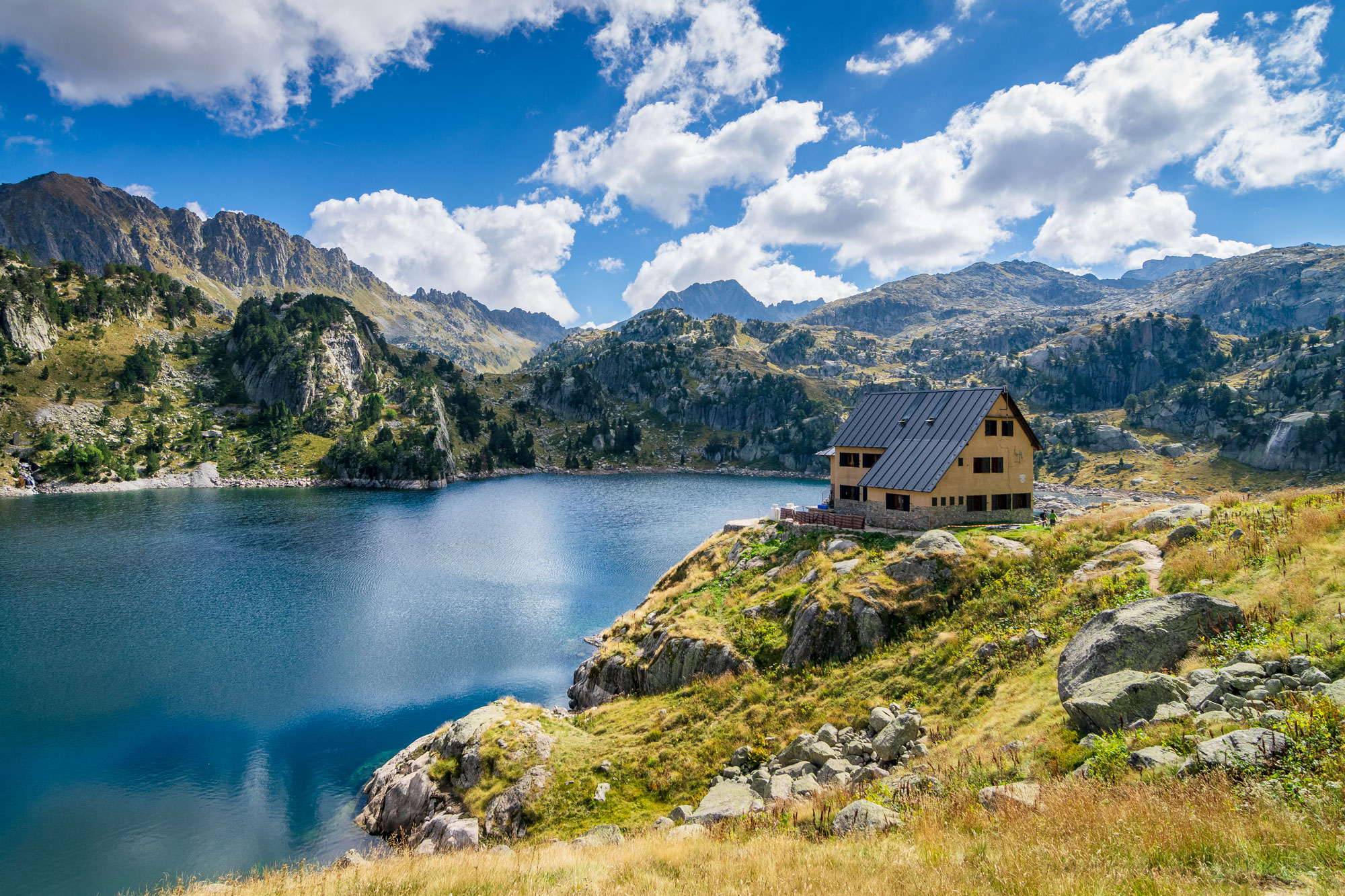Die Hochgebirgs-Hütte Colomèrs: Hier findet sich einer der Eingänge in den Nationalpark Aigüestores i Estany de Sant Maurici © valdaranphotos