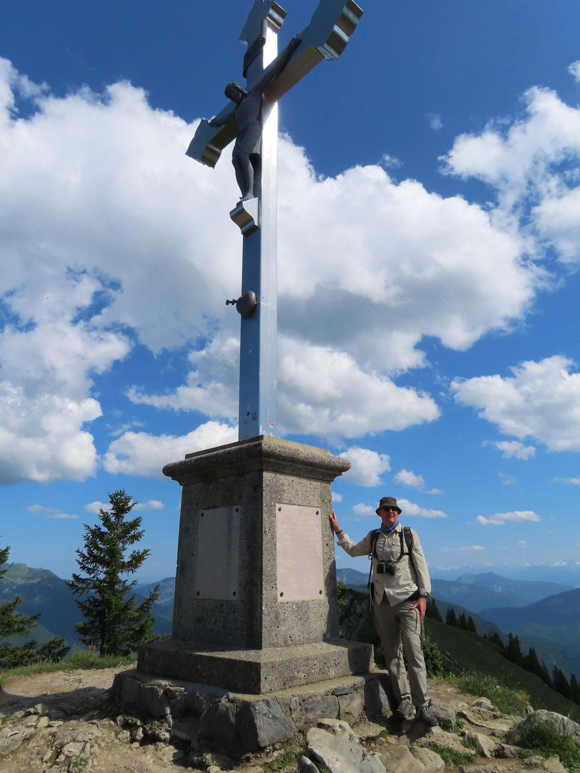 Scout Thomas am Gipfelkreuz © Thomas Müller