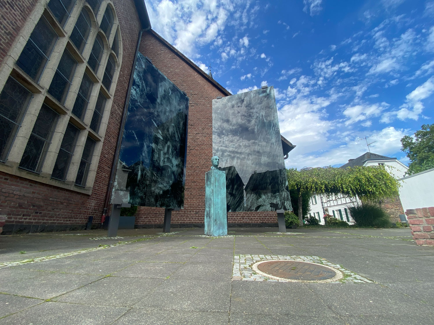 Das Franz-Boehm-Denkmal an der St. Gereon Kirche