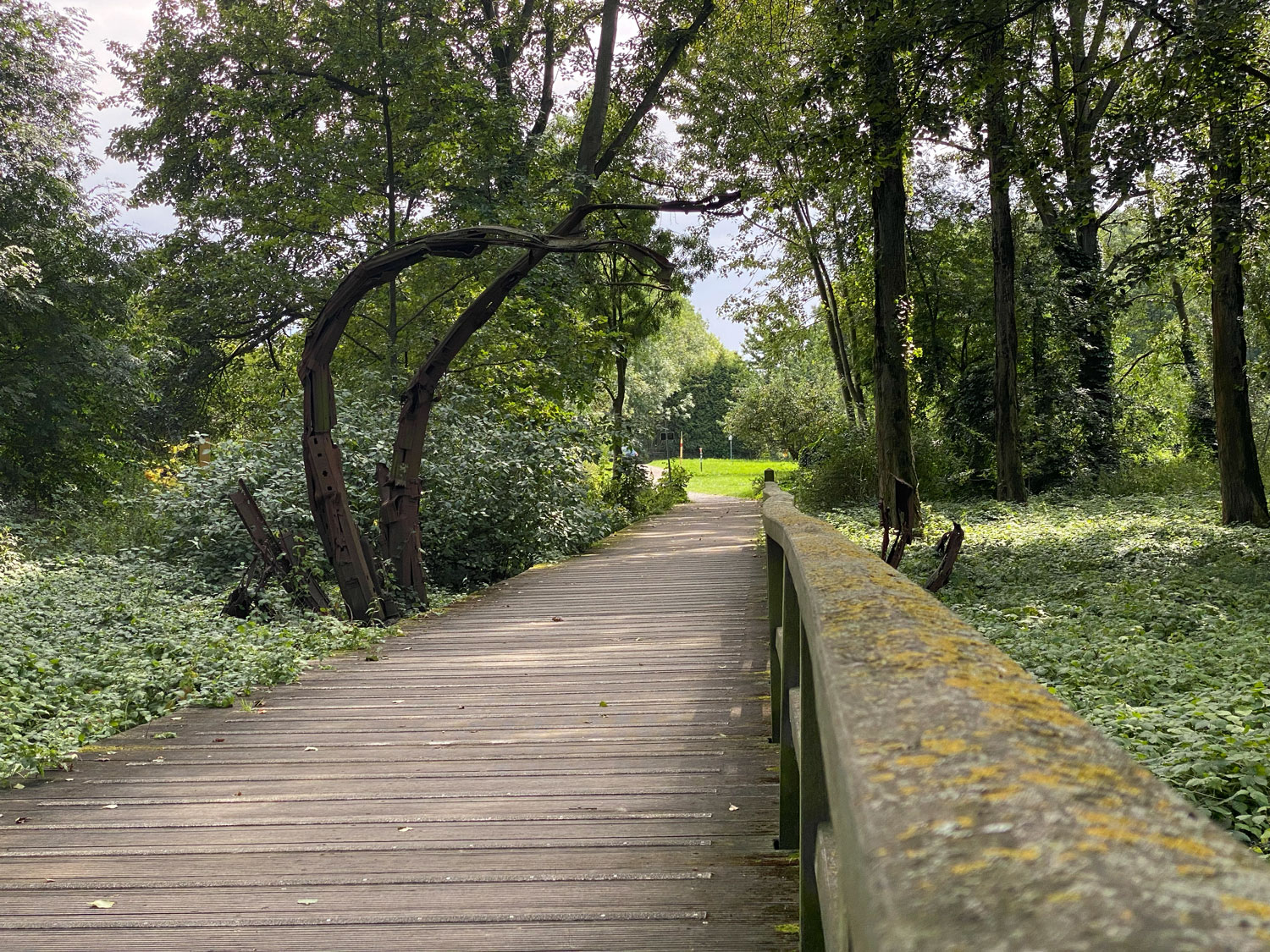 Kunst mitten in der Natur am Wegesrand, wie hier am Rande des Rheinbogens.