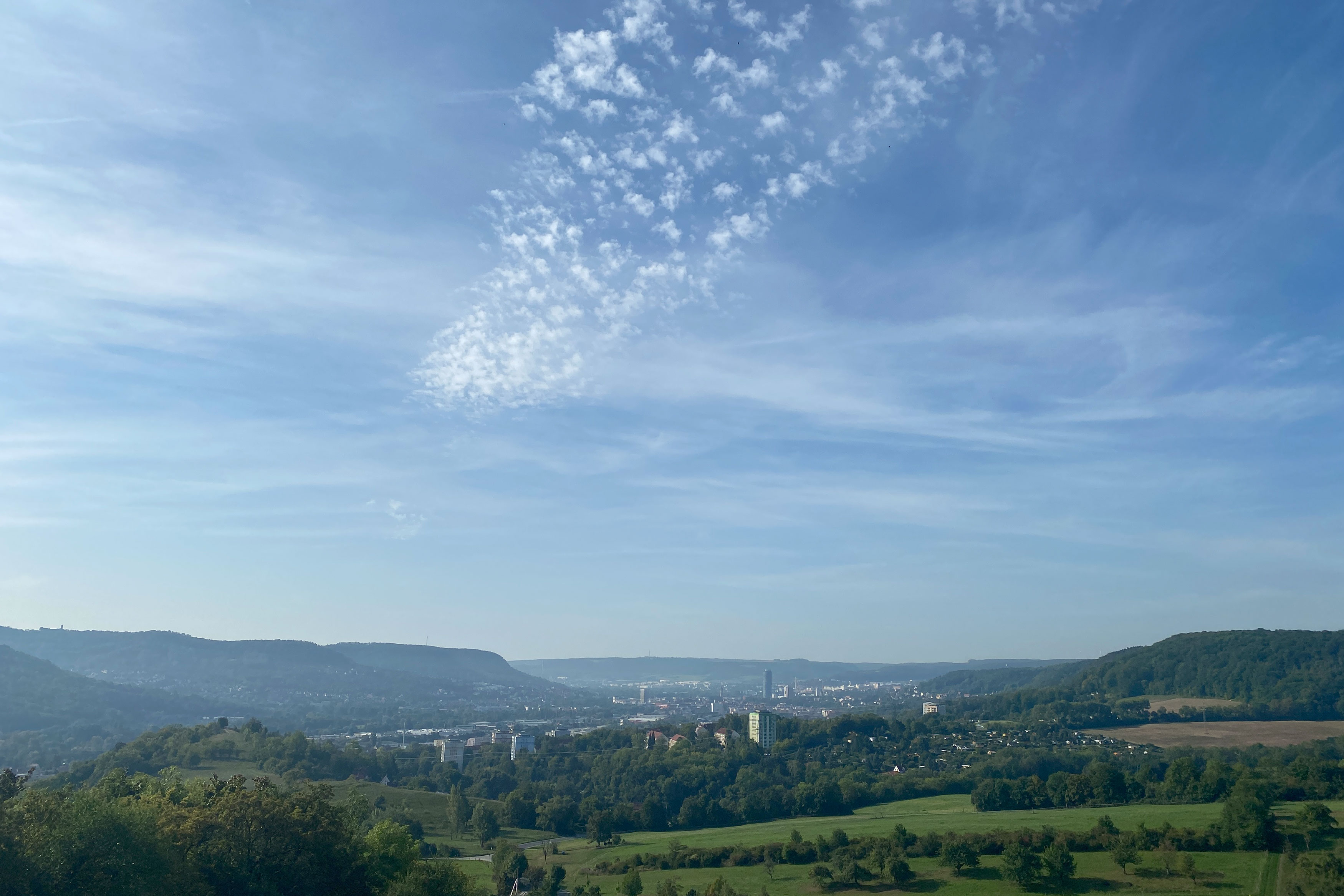 Freier Blick auf die Region mit Jena im Mittelpunkt.
