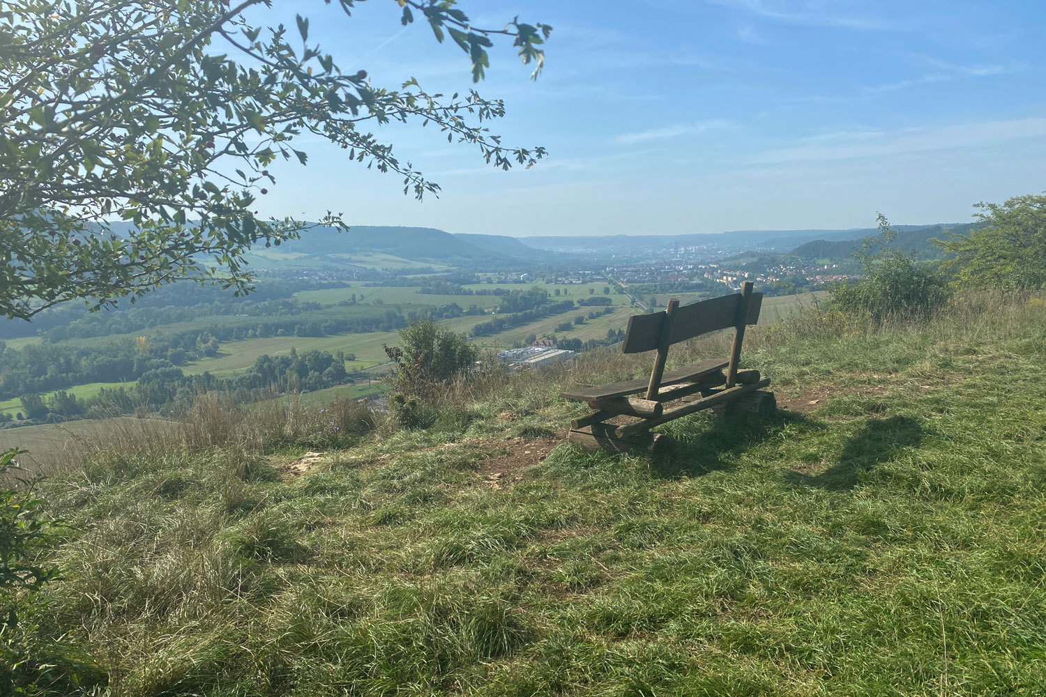 Einer der zahlreichen Aussichtspunkte ins Tal der Saale auf Etappe 6.