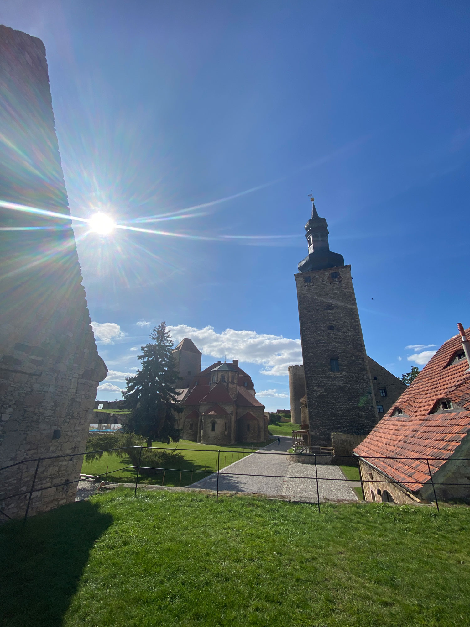 Blick auf Innengelände der Burg Querfurt mit Kirche und Pariser Turm (rechts).
