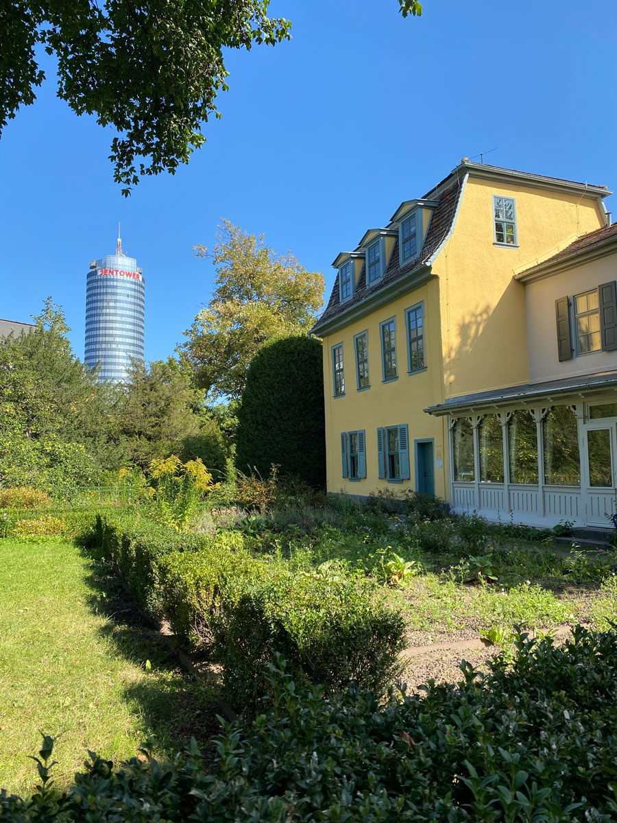 Blick auf den JenTower vom Schiller-Garten aus in Jena.