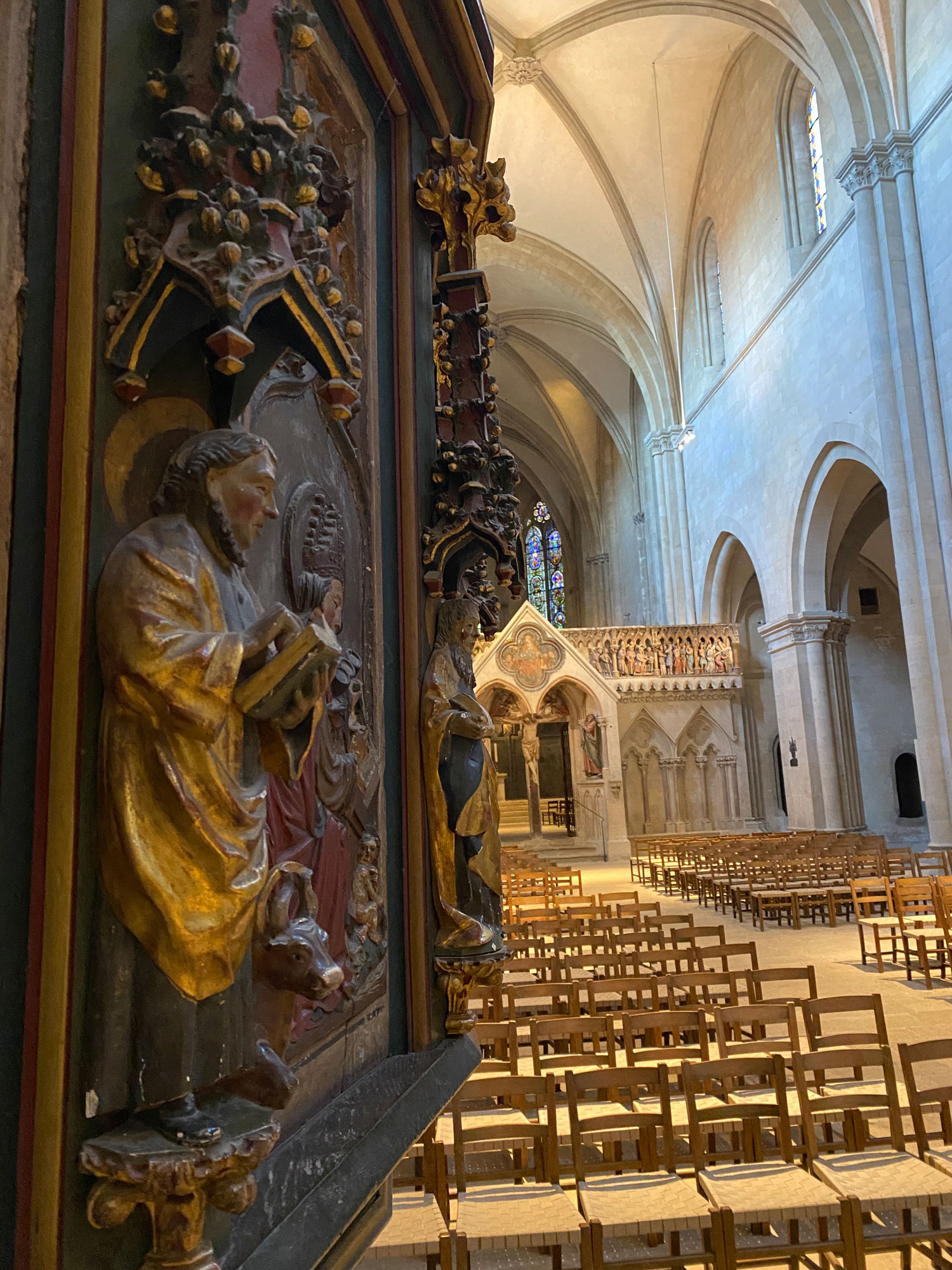UNESCO-Welterbestätte: Naumburger Dom – Blick an der Kanzel vorbei ins Hauptschiff und berühmten Westchor im Hintergrund.