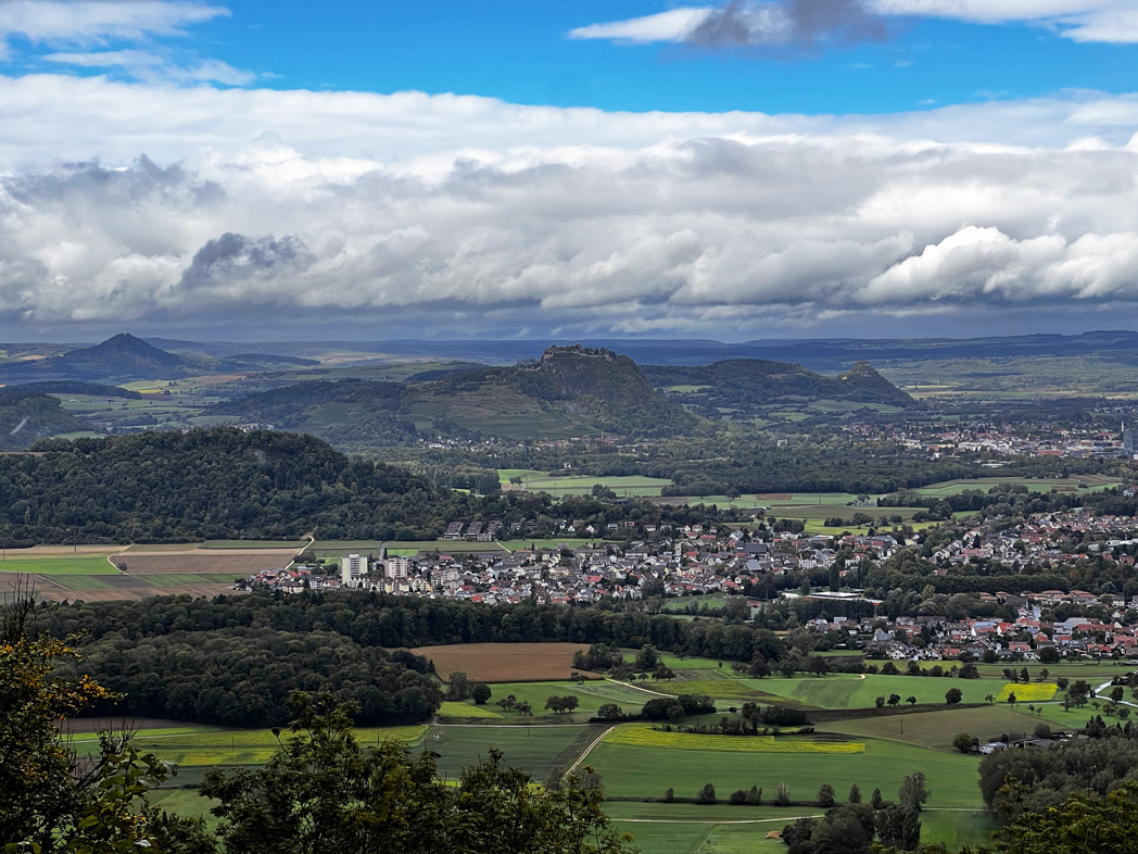 Blick von der Chroobachhütte auf das Land der Kegel, im Mittelpunkt die Festungsruine Hohentwiel © Jarle Sänger