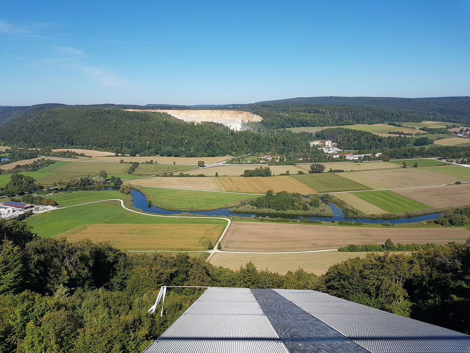 Blick von der Startrampe für Gleitschirmflieger:innen