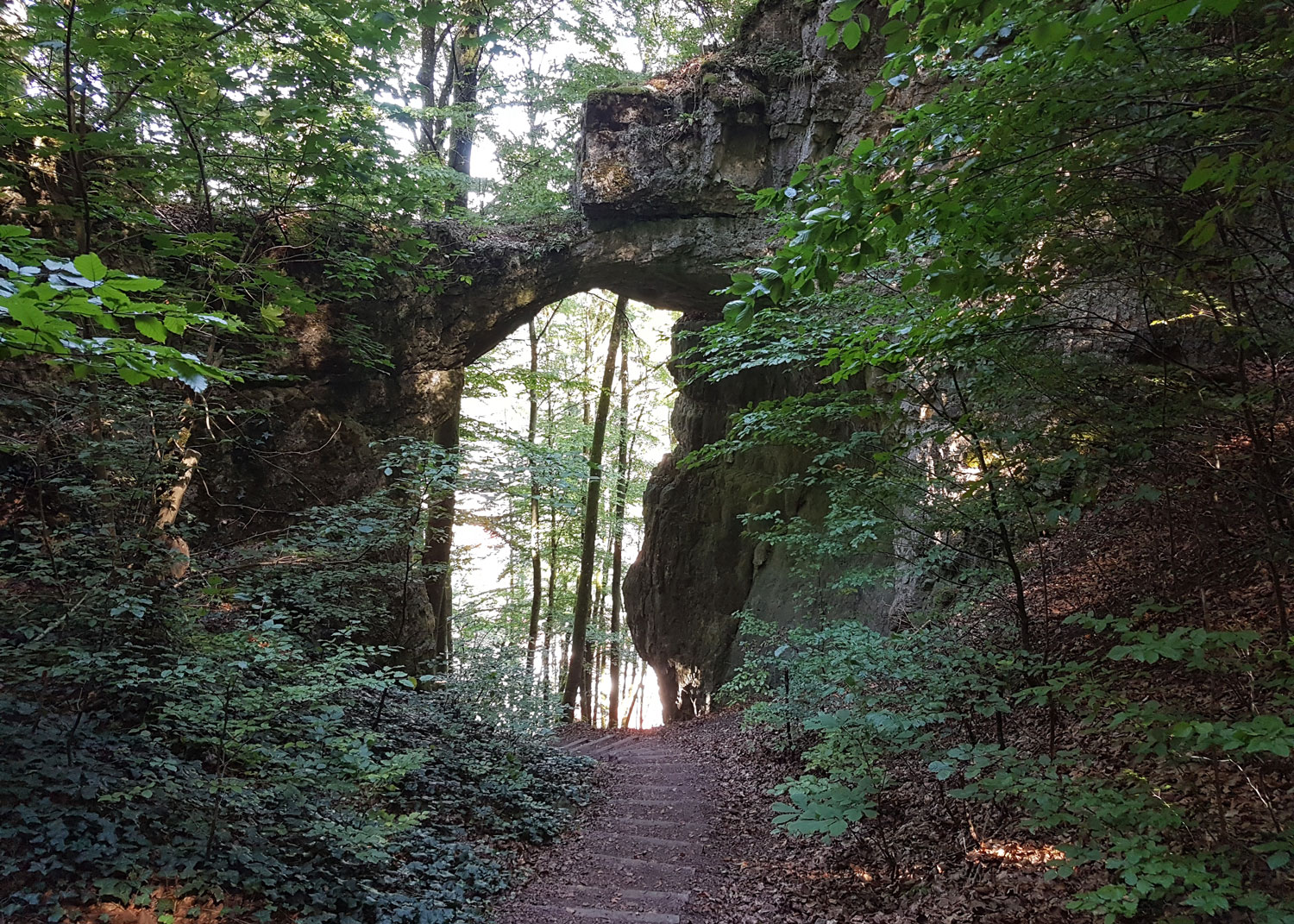 Blick durch das Felsentor Unteremmendorf Alle Fotos © Gudrun Doß