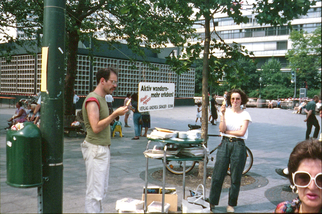 Wandermagazincrew und -stand auf dem Wandertag 1989 in Berlin Alle Fotos © Michael Sänger 