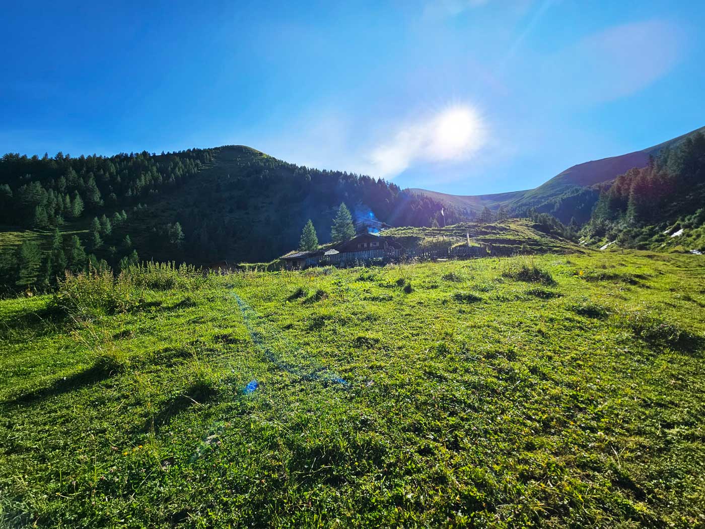 Eingebettet zwischen Bergen befindet sich die Rastötzenalm © Anja Pfeffer
