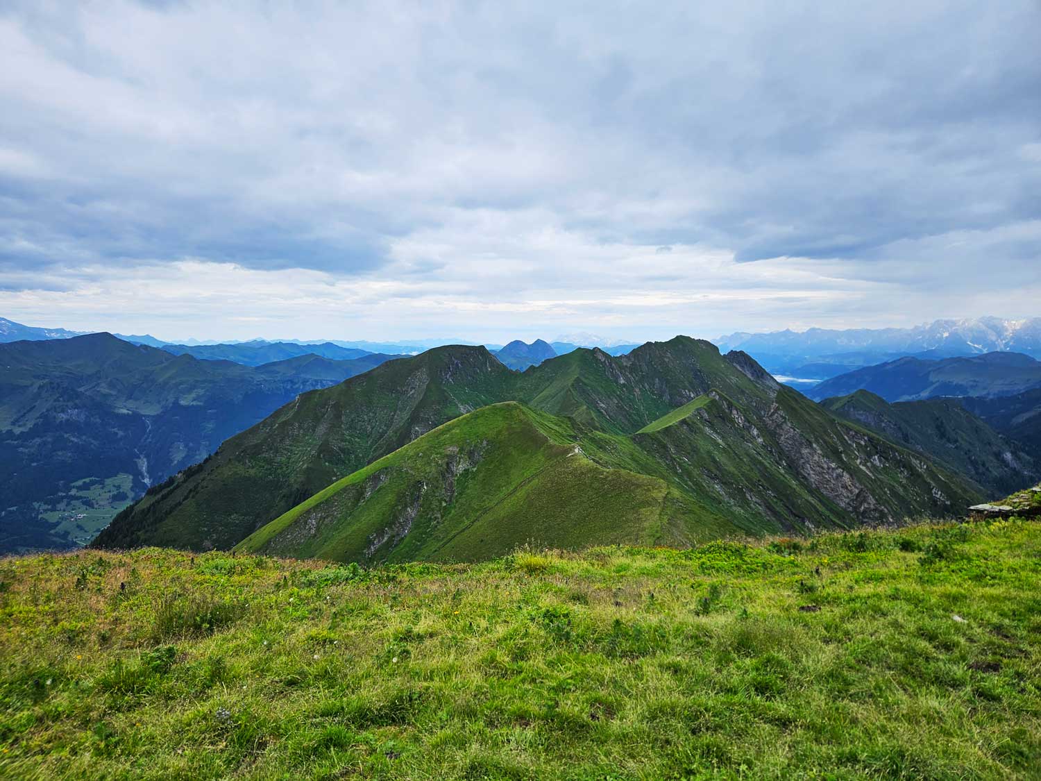 Schmale Pfade führen am Kamm entlang hinauf zu den Gipfeln © Anja Pfeffer