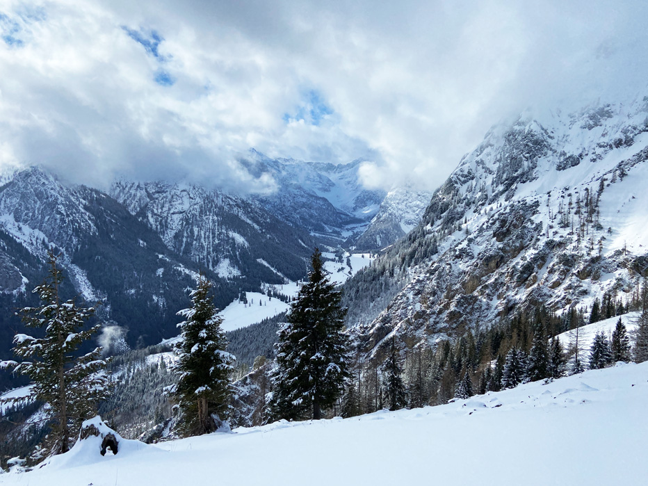 Blick ins Falzthurntal vom Bergrücken aus