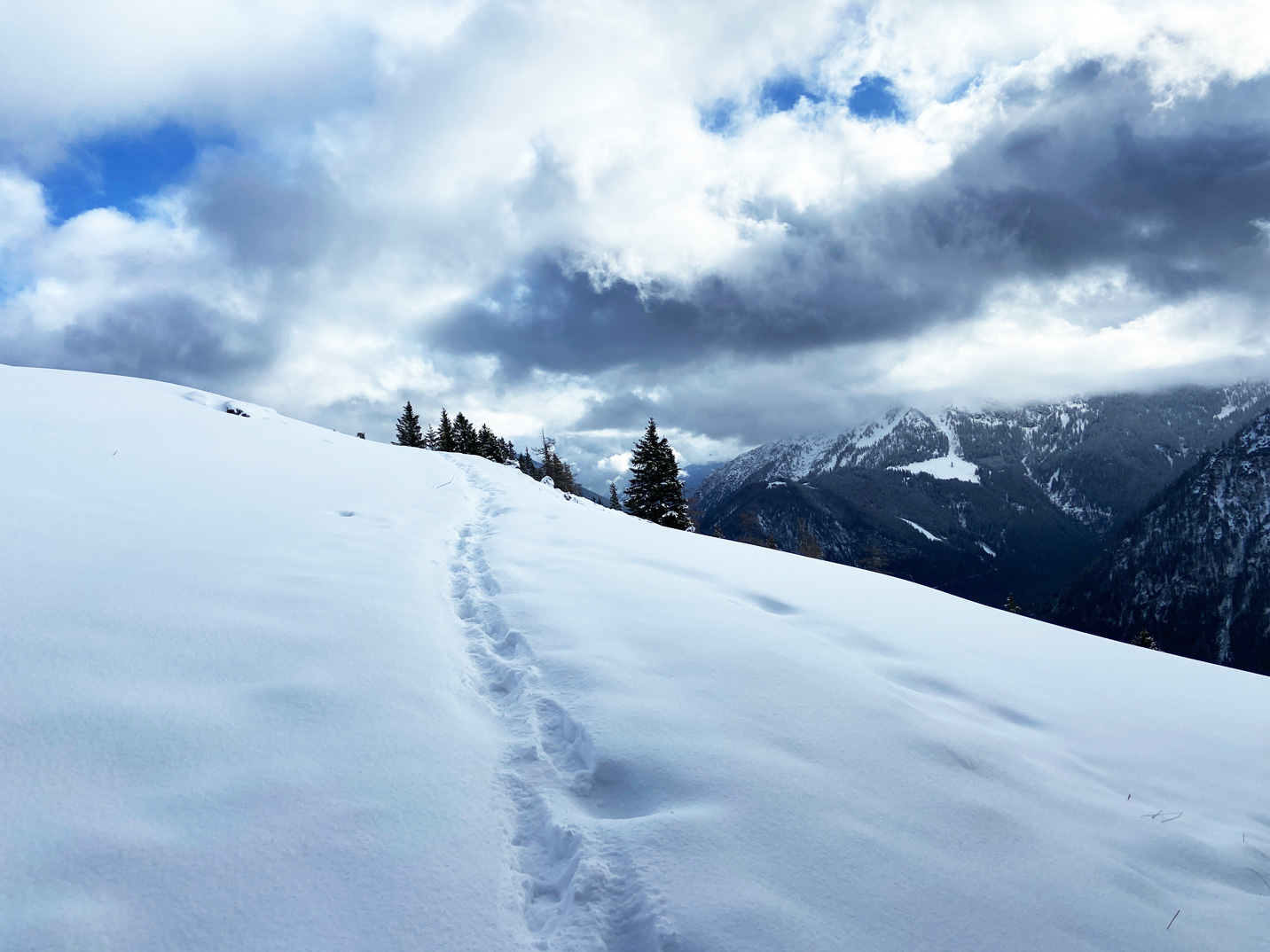 Spuren im Schnee kurz vor dem Gipfel