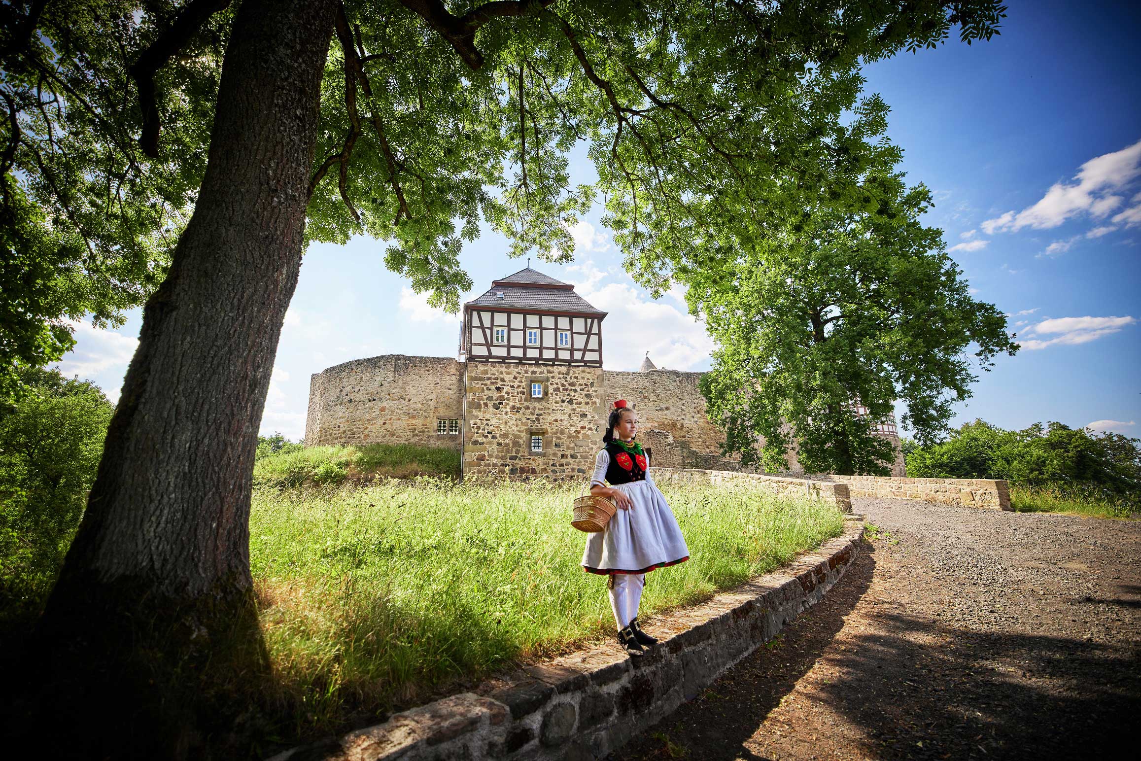 Rotkäppchen in Schwälmer Tracht auf dem Fabelweg Herzberger Ritter © Barbara Schneider