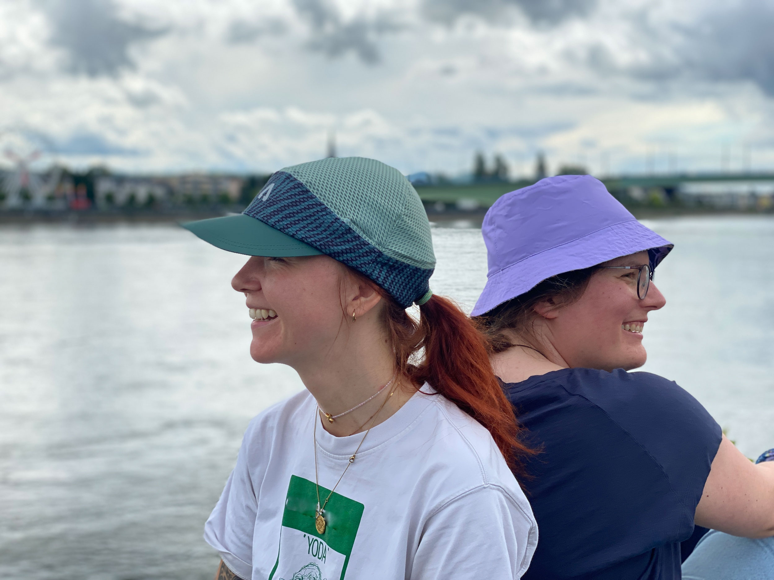 Marieke und Ricarda aus der Redaktion mit P.A.C. Cap und Hat © Merlin Kiesel, Wandermagazin