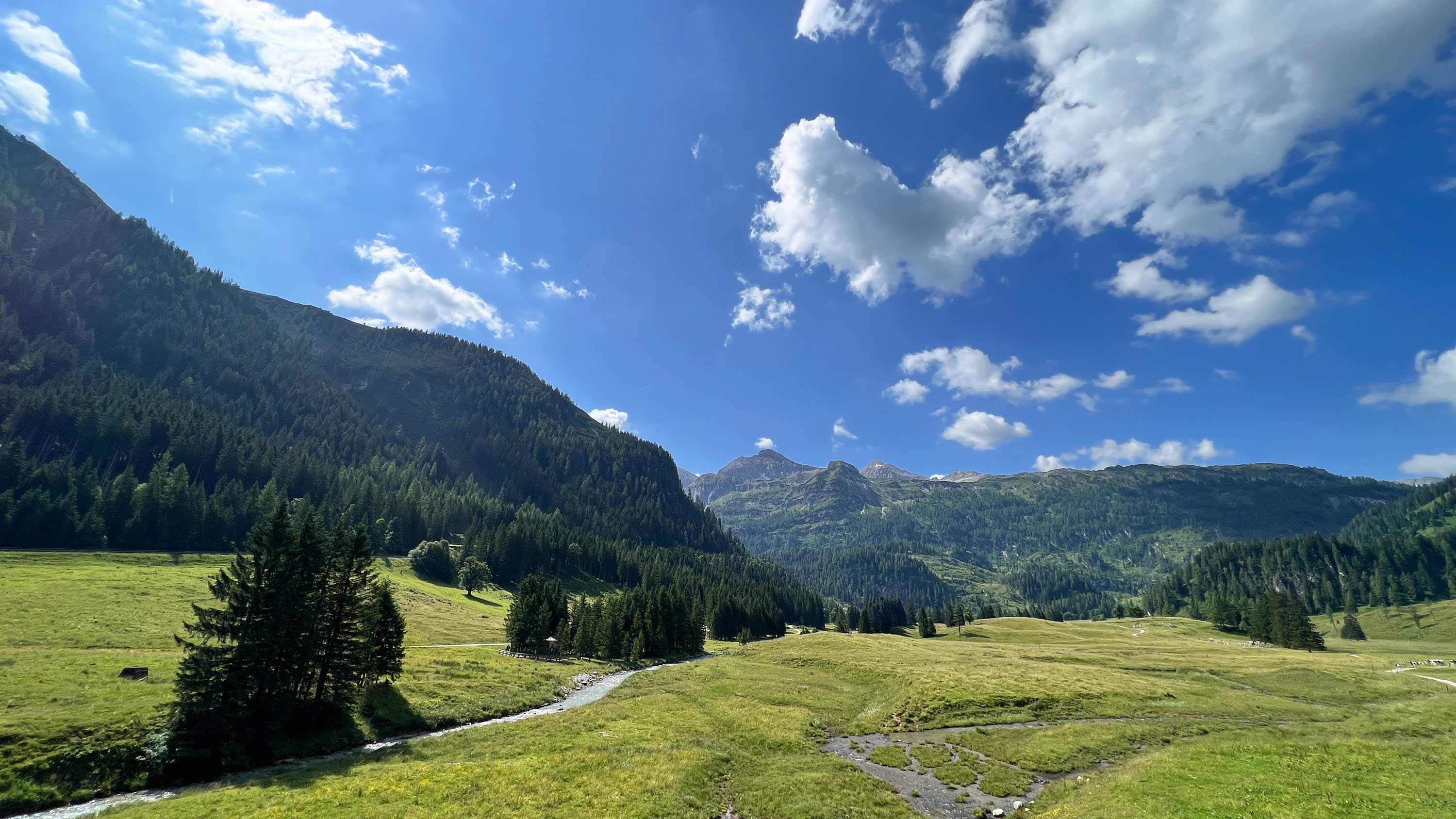 Ausblick vom Zirbenspielturm (Blickrichtung Untertauern – links vom Bach erkennt man den Rückweg)