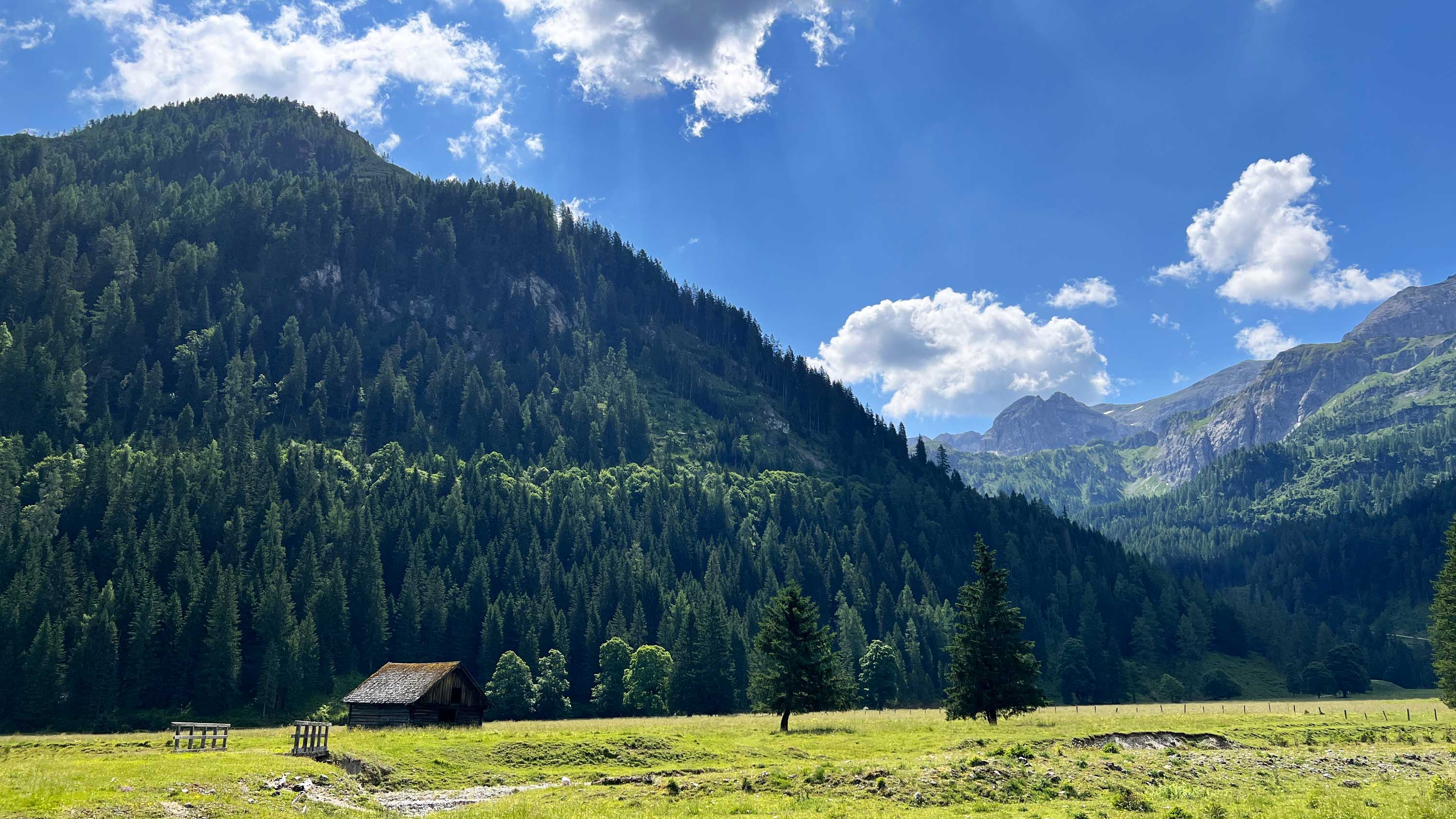Alte Hütte vor der Kulisse Untertauern