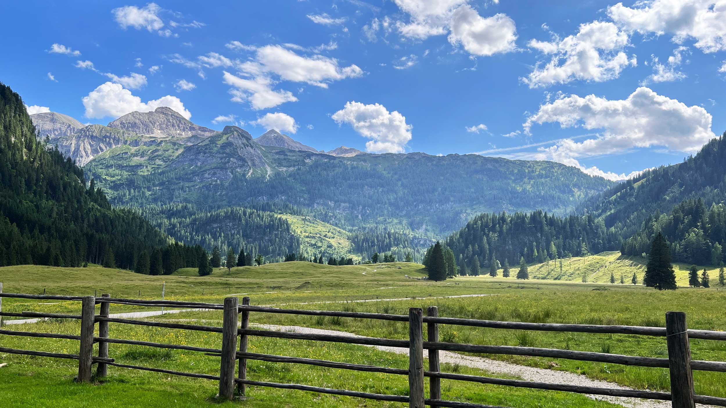 Ausblick von der Außenterrasse des Gnadenalm Restaurant