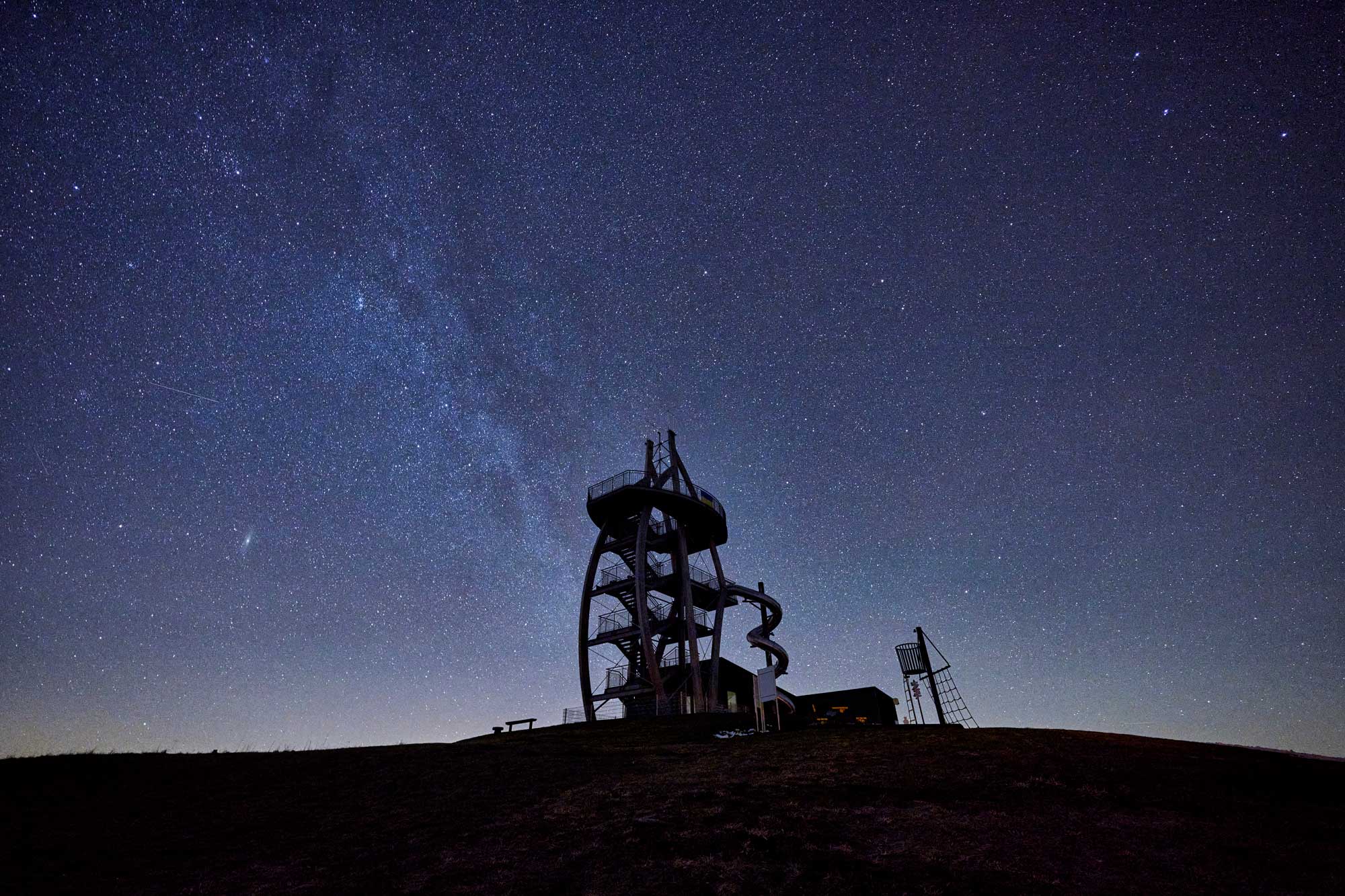 Der Aussichtsturm Noahs Segel bringt Sternengucker:innen noch ein Stück näher an das Himmelszelt. © Florian Trykowski, Rhön GmbH