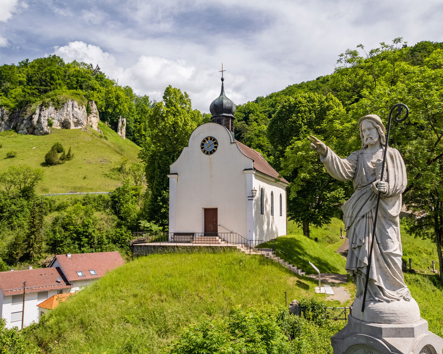 Der Gute Hirte von Hütten und der Schlossbergfels im Hintergrund © Ingo Rack
