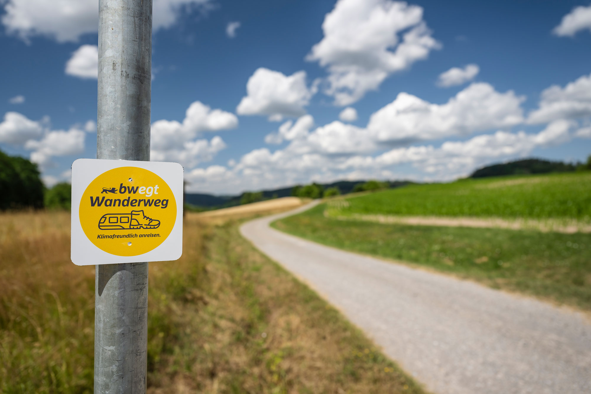 Ein bwegt-Wanderweg ist immer bestens ausgeschildert: Die Markierungen zeigen den richtigen Weg zu Haltestellen oder Bahnhöfen. © bwegt