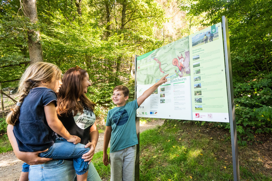 Eine Tafel am Eichhörnchenweg zeigt den Wegverlauf. © Dominik Ketz