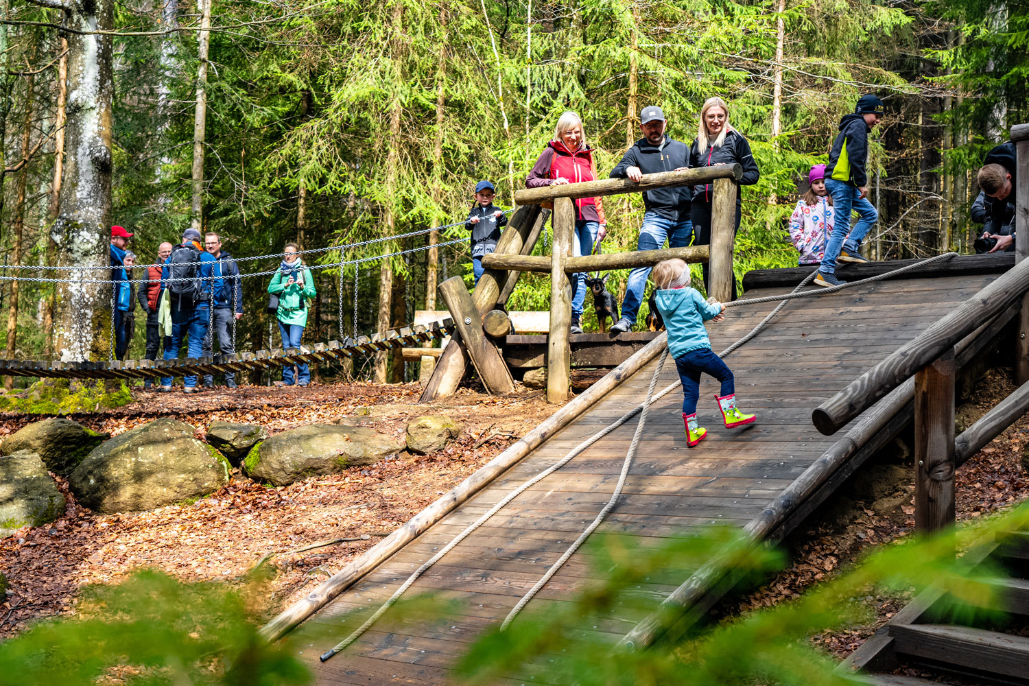 Natur entdecken und sich austoben, z. B. auf dem Waldspielgelände Spiegelau © Woidlife Photography