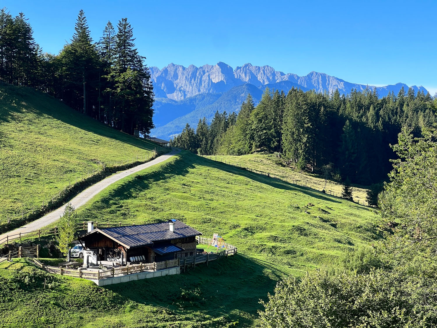 Die Frankenalm vor der Gipfelkette des Kaisergebirges © Jarle Sänger