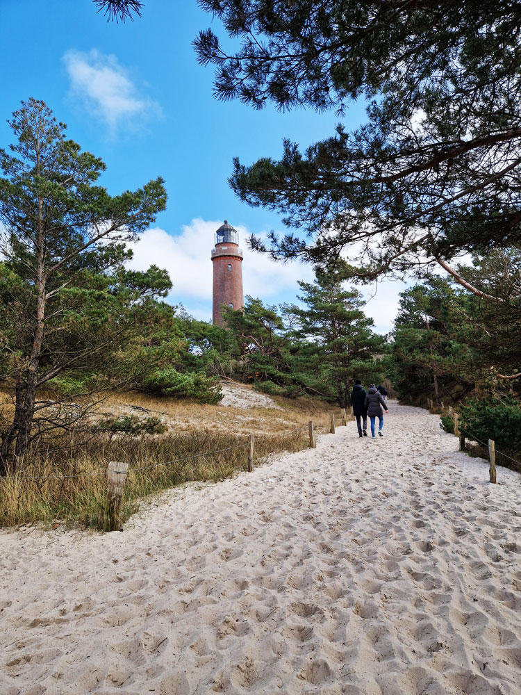 Der Darßer Leuchtturm vom Strand aus