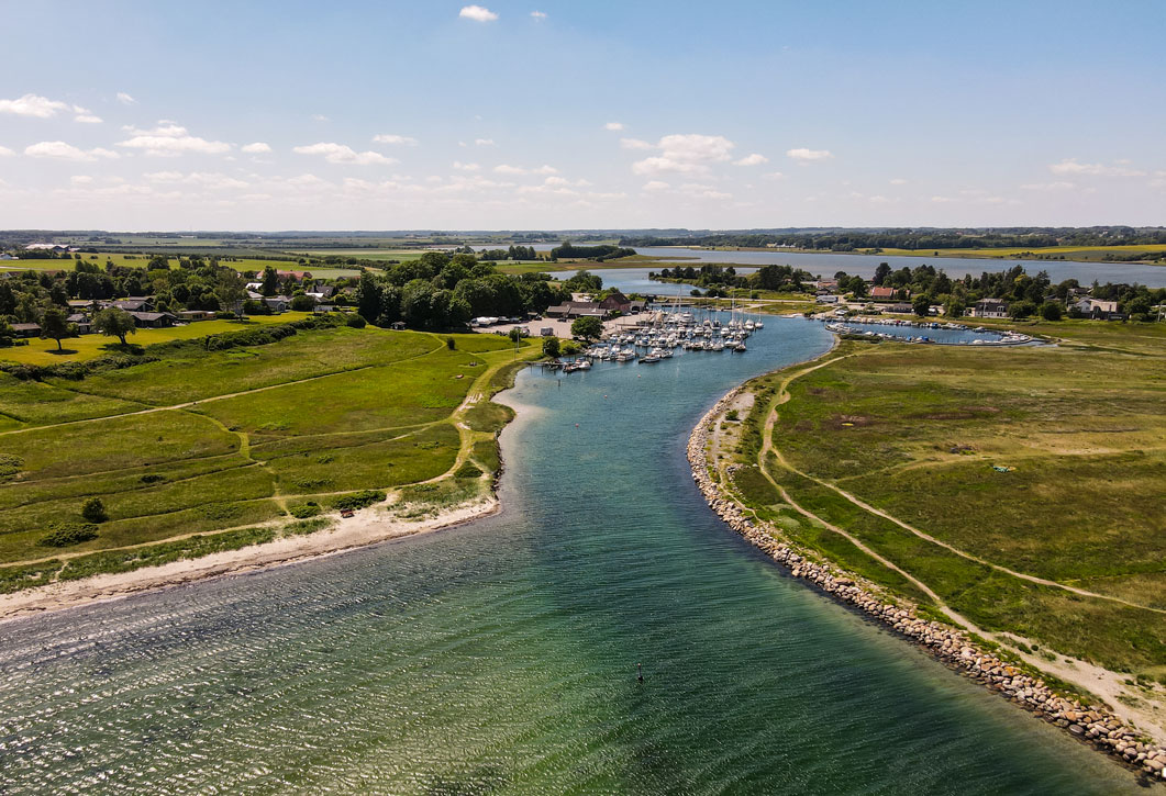 Blick auf Norsminde und den dahinterliegenden Fjord © Overblik 