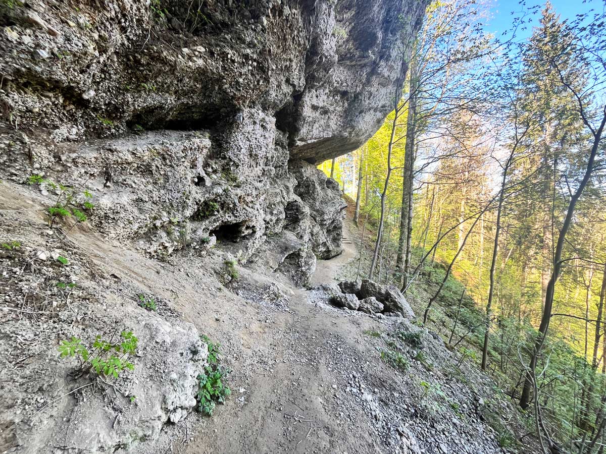 Felsformationen bei den Hinanger Wasserfällen