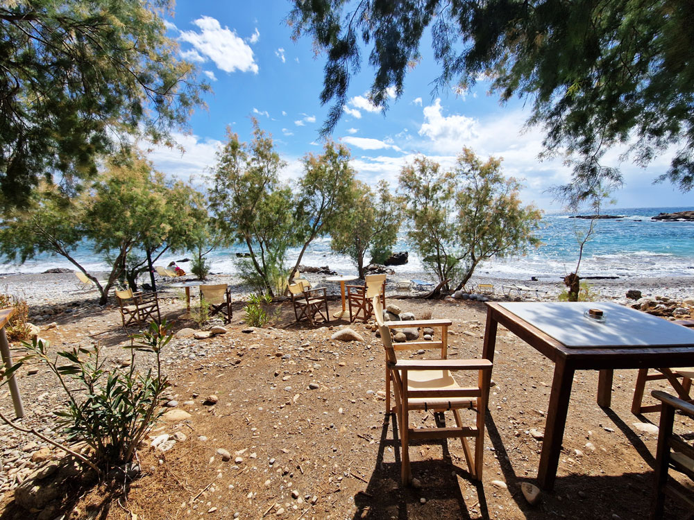 Erste Taverne, Georgos House, direkt am Wanderweg – sehr einladend nach dem etwas anspruchsvollen Weg an der Steilküste 