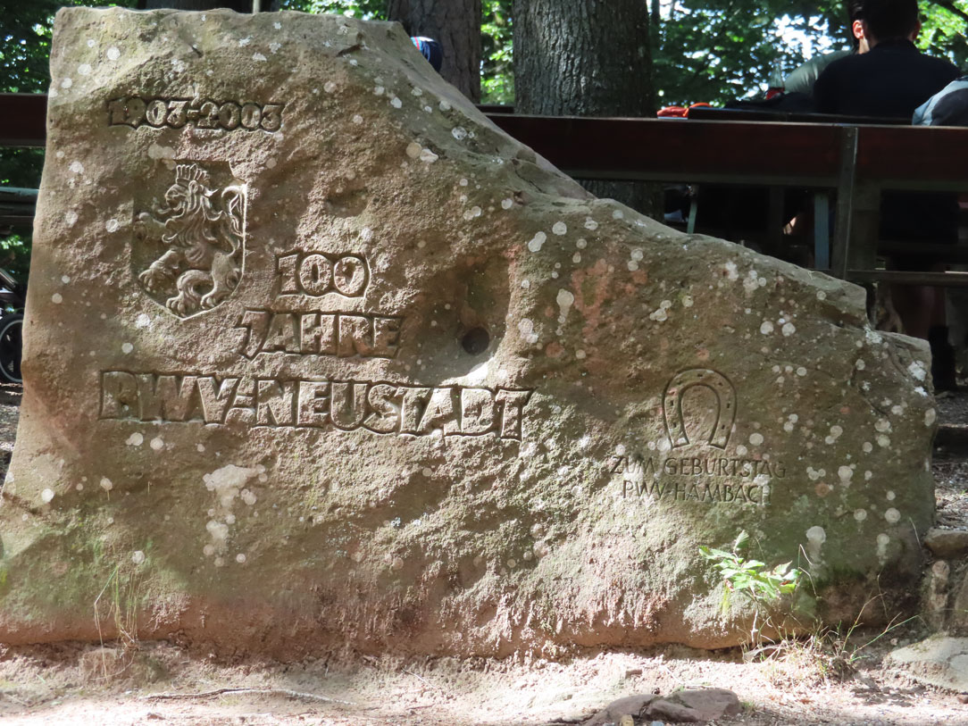 Gedenkstein des Pfälzerwaldvereins, der beide Hütten betreibt